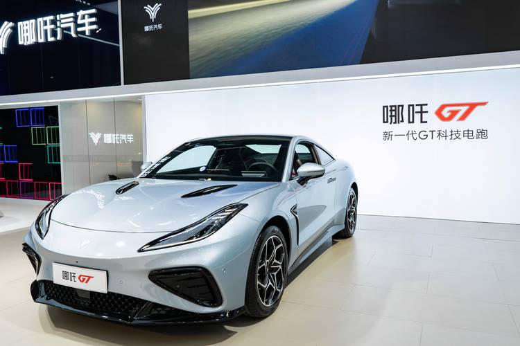 重庆78哪吒汽车在智能汽车领域的表现，领途汽车在新能源汽车市场中的影响力